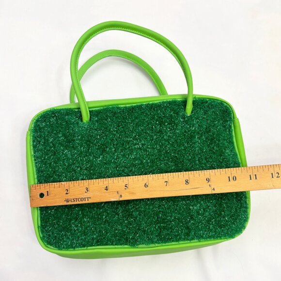 Archie McPhee Turf Purse with grass and daisy design - Picture 4 of 7